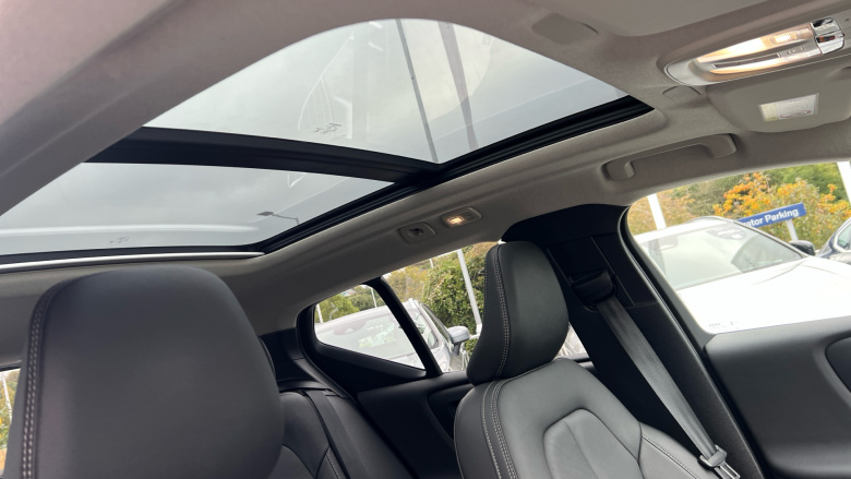 Volvo XC40 2.0 B3P Ultra Dark 5dr Auto Petrol Estate